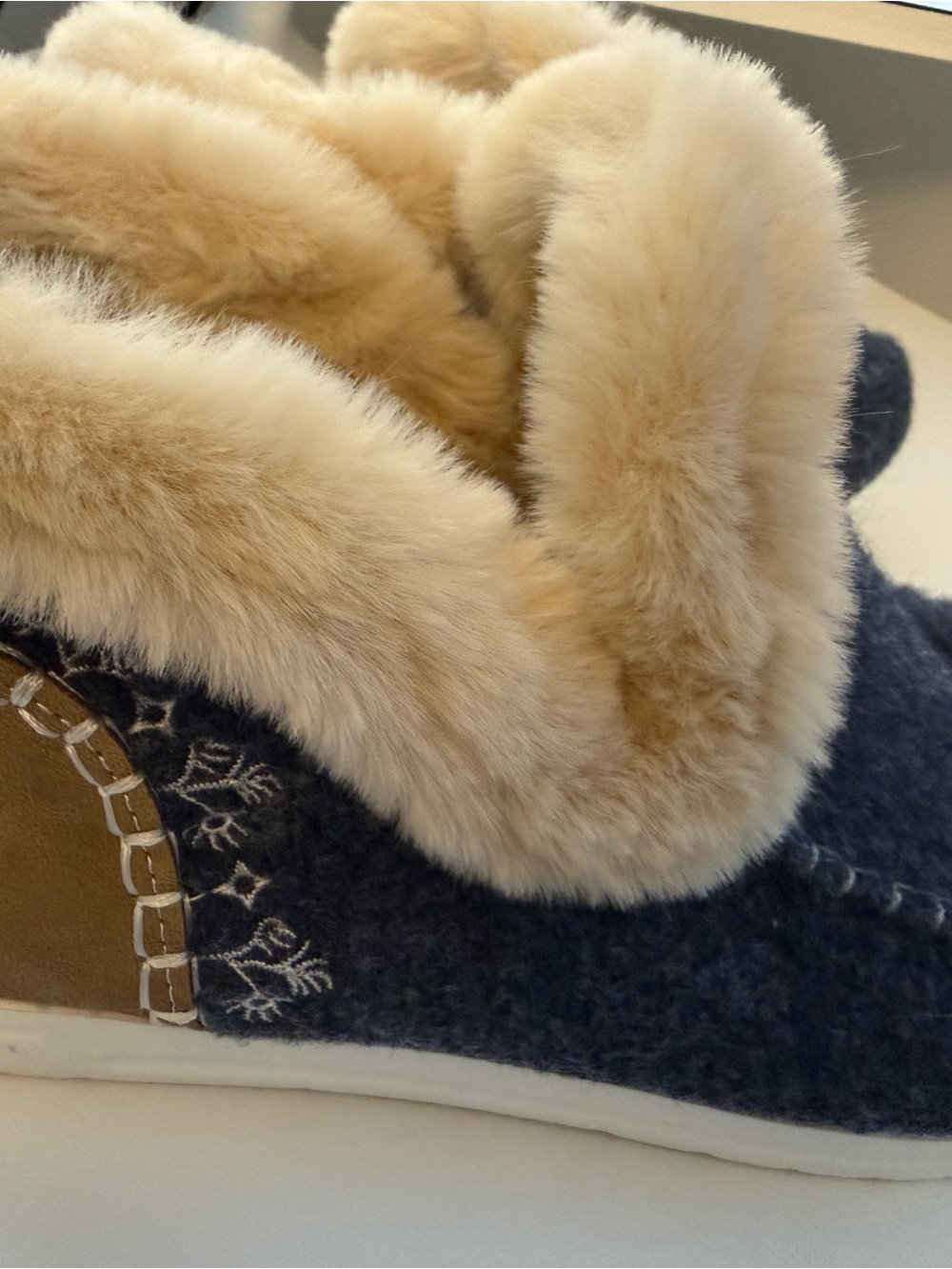Women’s Moccasin slippers - Picture 2 of 4